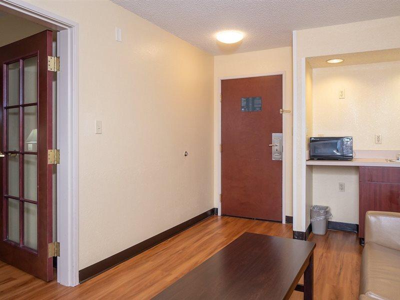 Red Roof Inn & Suites Indianapolis Airport Экстерьер фото