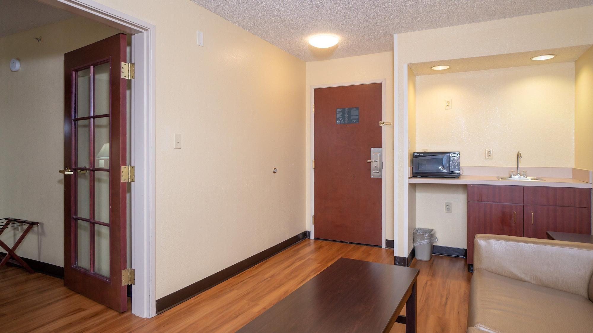 Red Roof Inn & Suites Indianapolis Airport Экстерьер фото