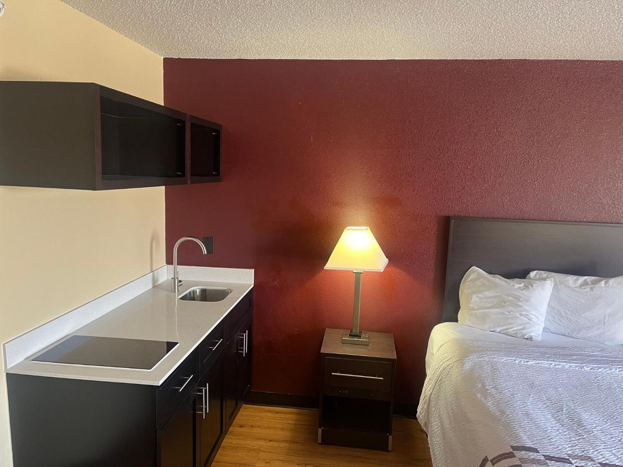 Red Roof Inn & Suites Indianapolis Airport Экстерьер фото
